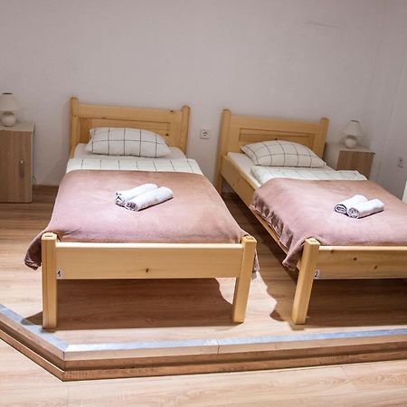Hostel Vojnik Bagian luar foto