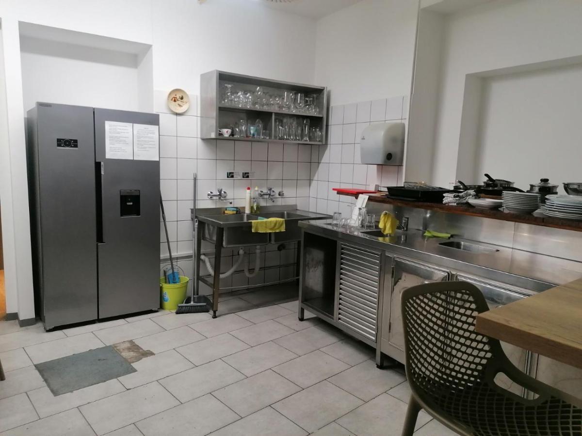 Hostel Vojnik Bagian luar foto