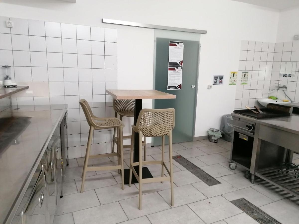 Hostel Vojnik Bagian luar foto