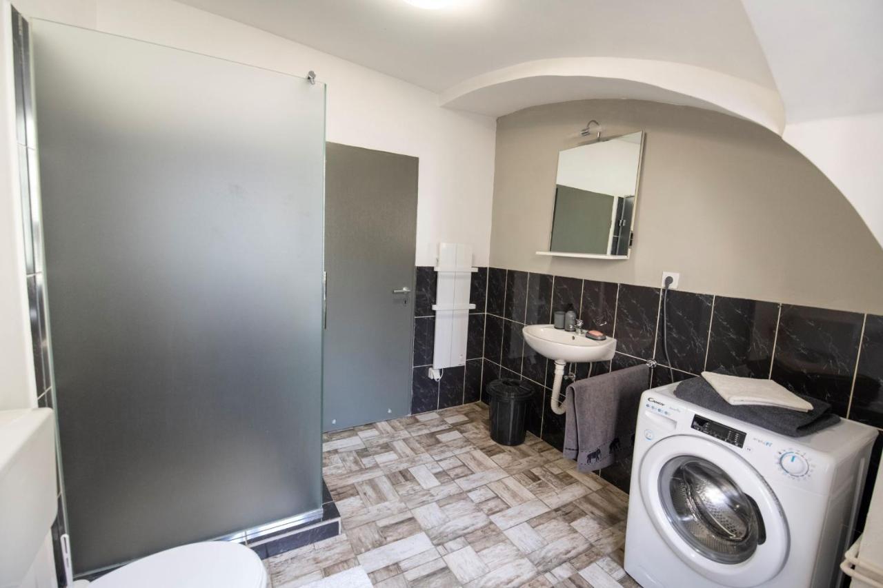 Hostel Vojnik Bagian luar foto