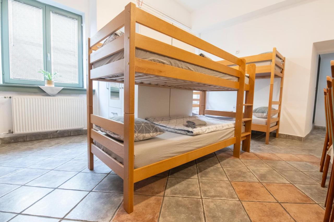 Hostel Vojnik Bagian luar foto