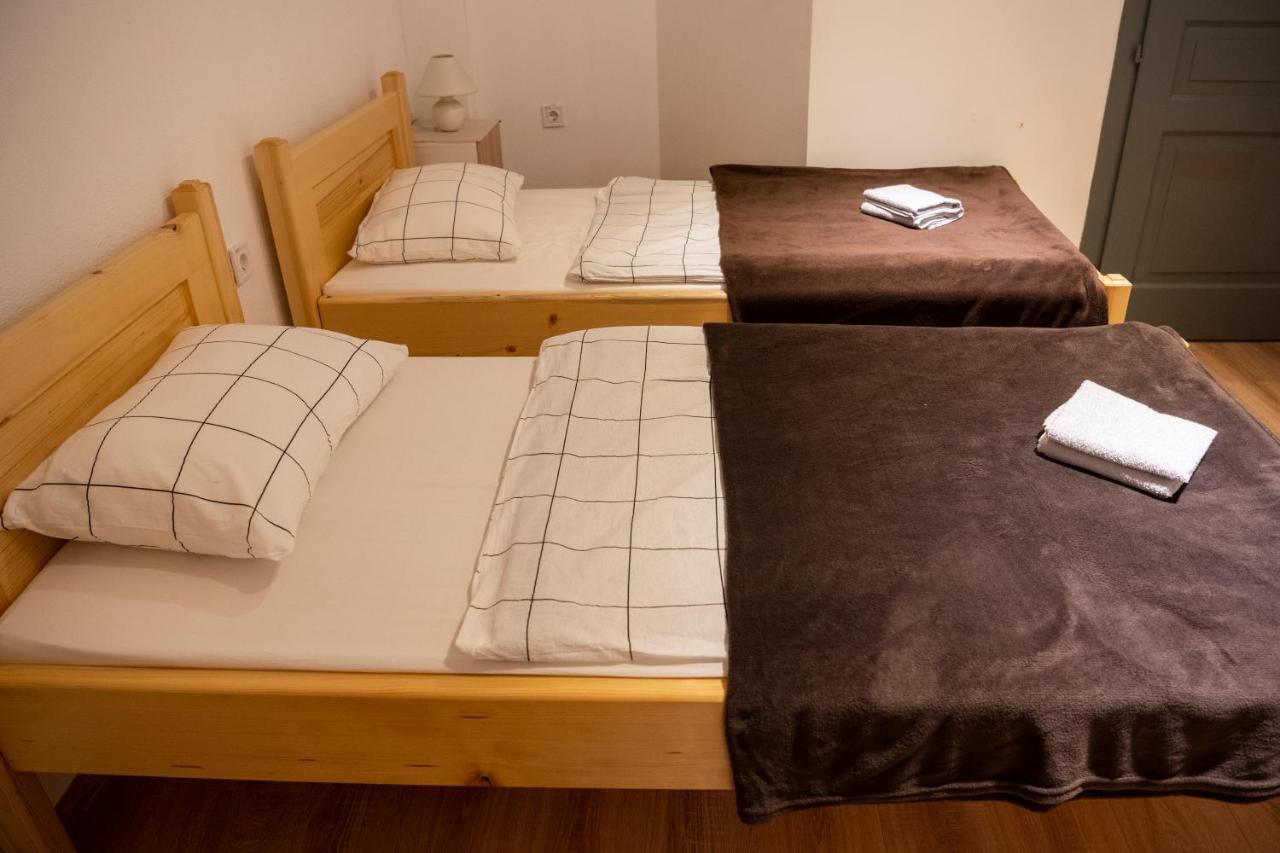 Hostel Vojnik Bagian luar foto