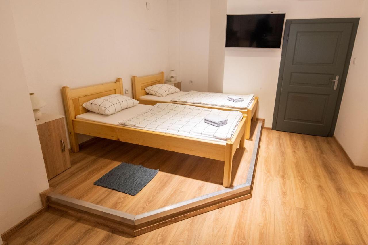 Hostel Vojnik Bagian luar foto