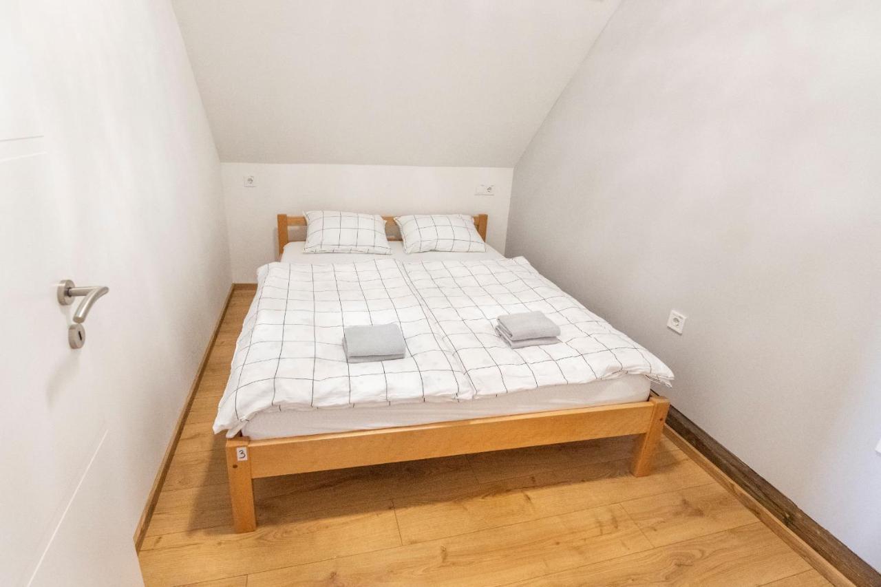 Hostel Vojnik Bagian luar foto