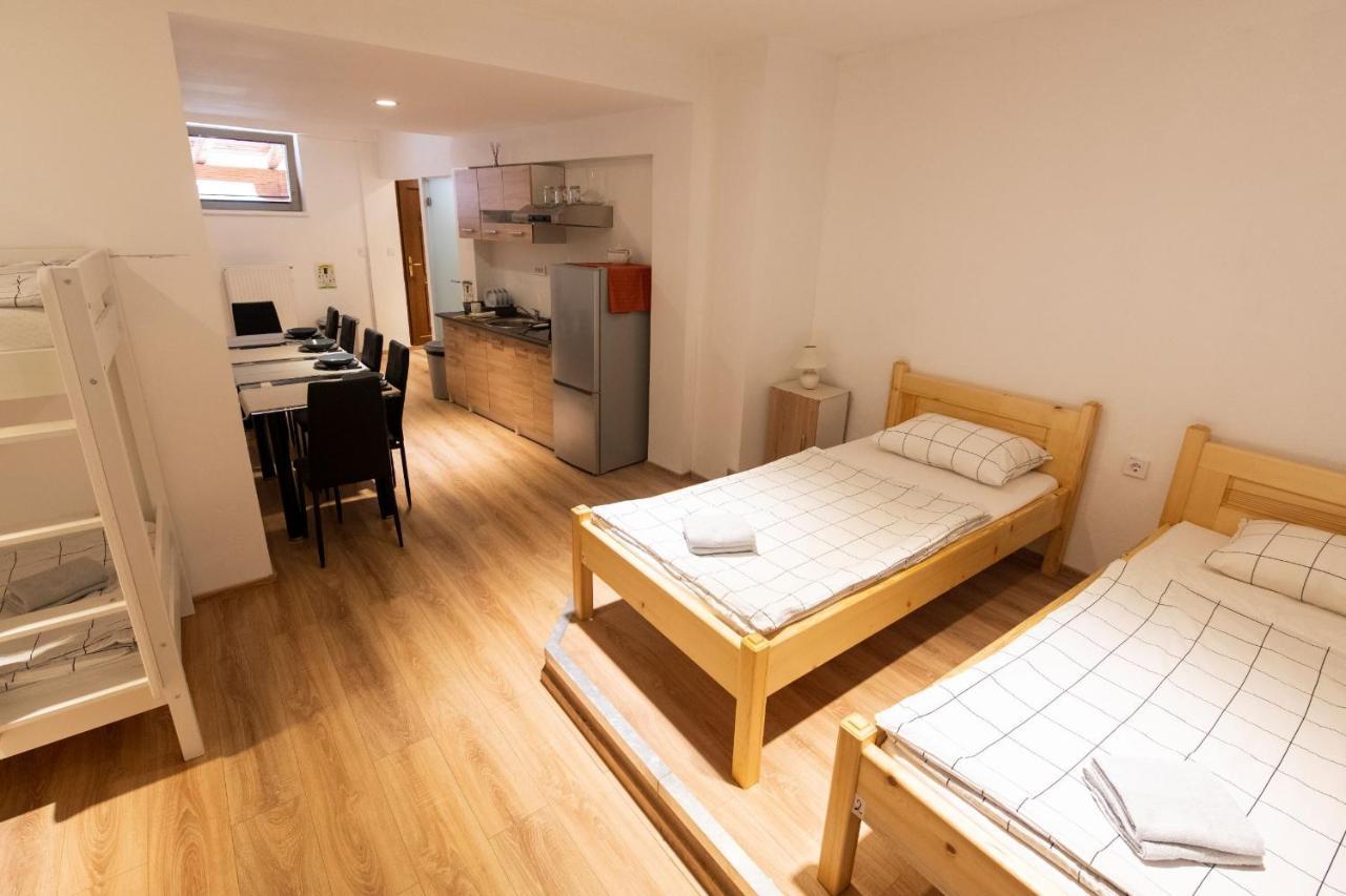 Hostel Vojnik Bagian luar foto