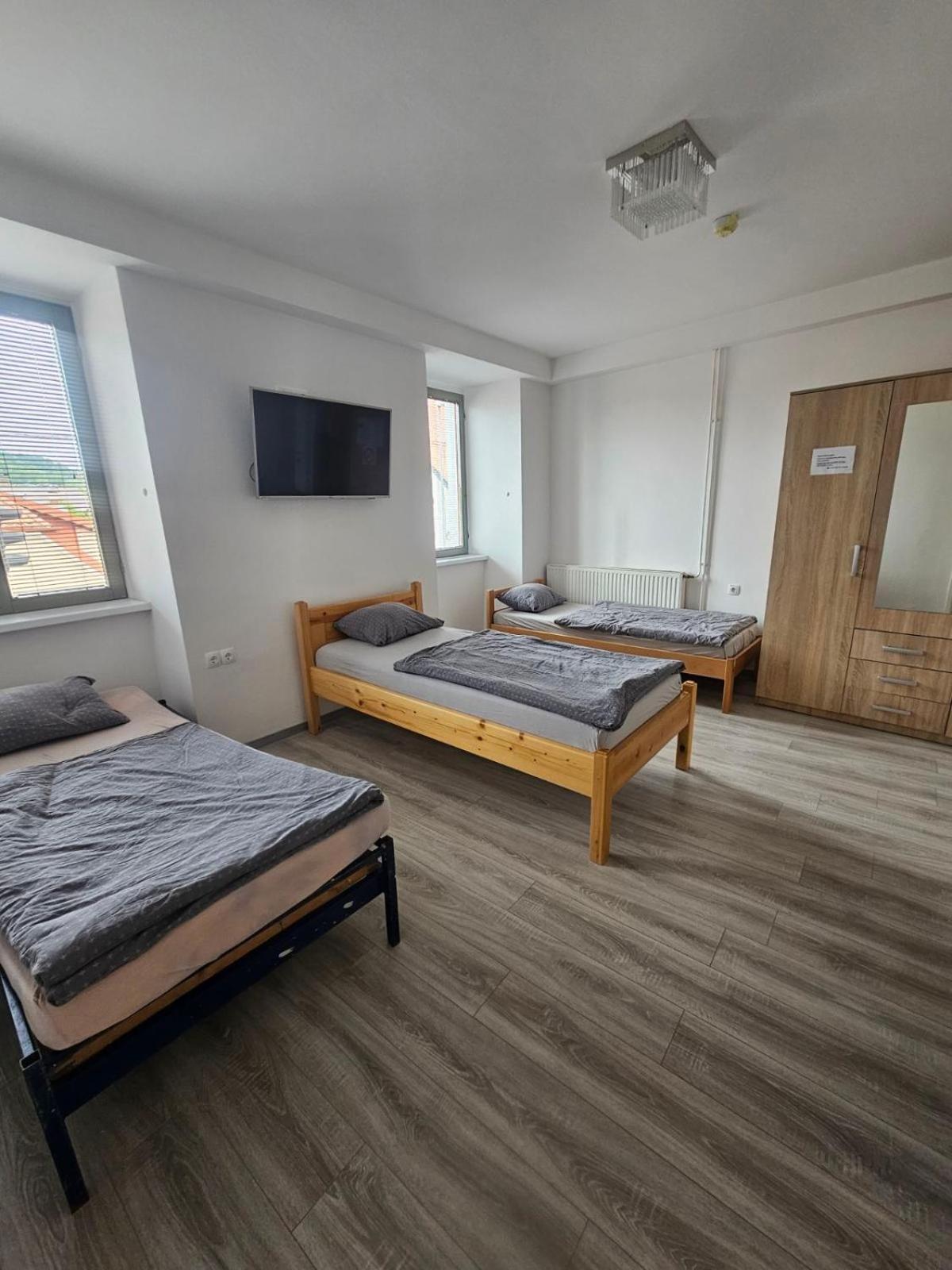 Hostel Vojnik Bagian luar foto
