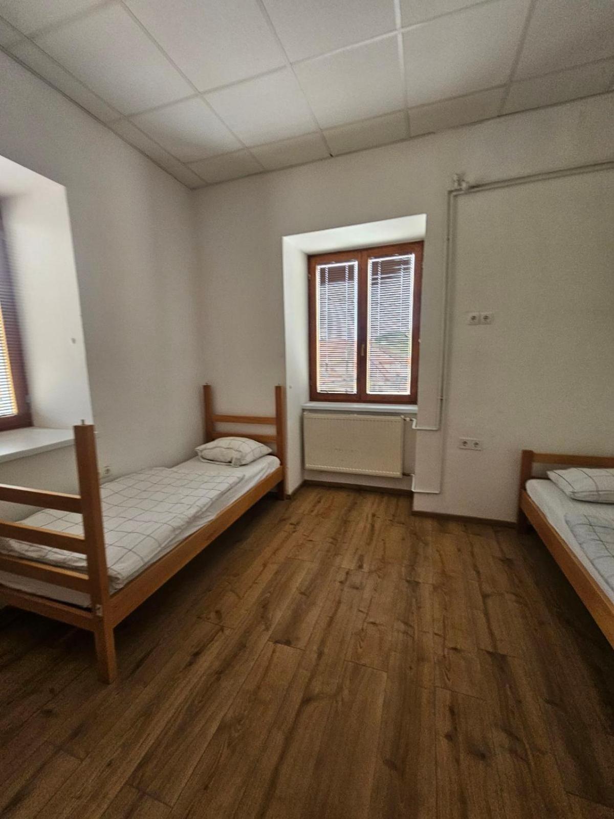 Hostel Vojnik Bagian luar foto